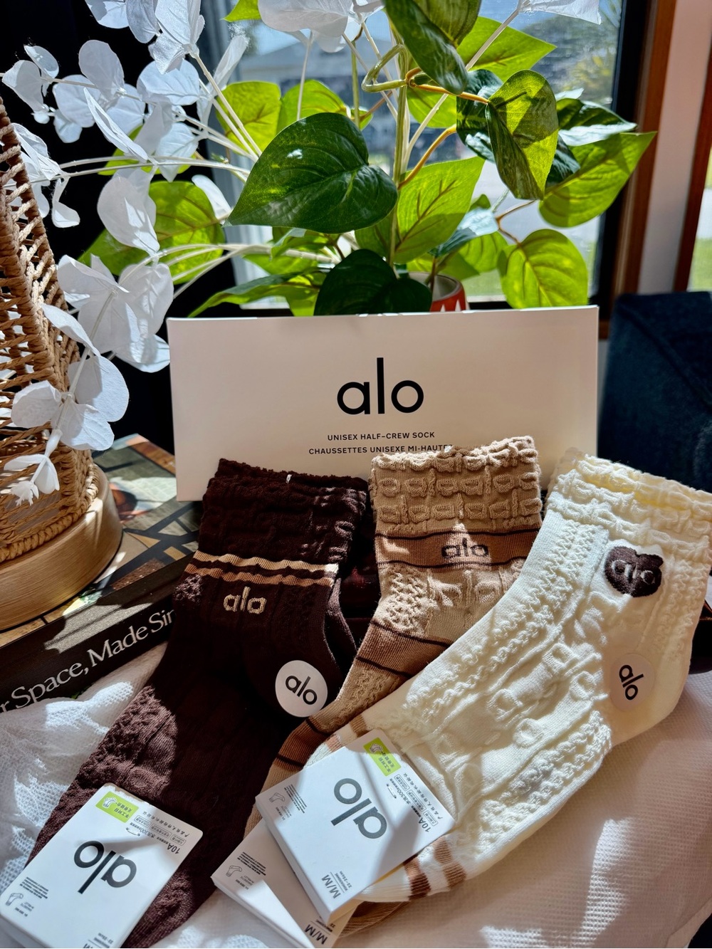 ALO Yoga Cable Crew Socks in Cream, Tan & Brown - Picture 3 of 8